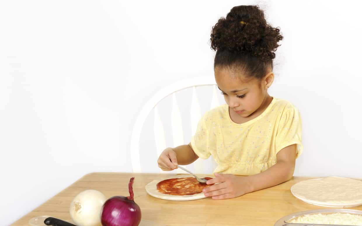 Aidez votre enfant à préparer sa première Pizza